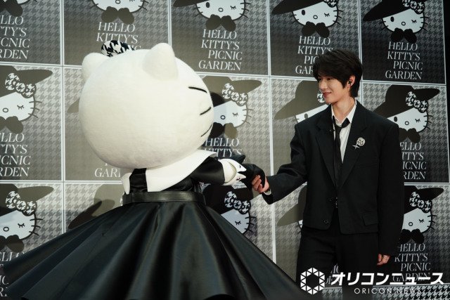 ハローキティ(左)をエスコートしたTOMORROW X TOGETHER・BEOMGYU (C)ORICON NewS inc.