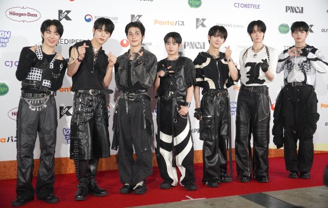 EVNNE(左から)パク・ジフ、イ・ジョンヒョン、パク・ハンビン、ケイタ、ユ・スンオン、チ・ユンソ、ムン・ジョンヒョン (C)ORICON NewS inc.