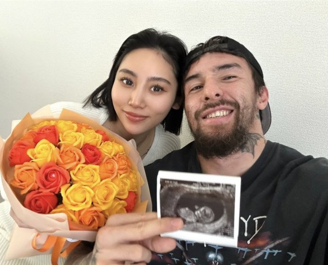 木村“フィリップ”ミノル&高須賀佑紀の夫妻が妊娠を報告(画像は高須賀佑紀インスタグラムより)