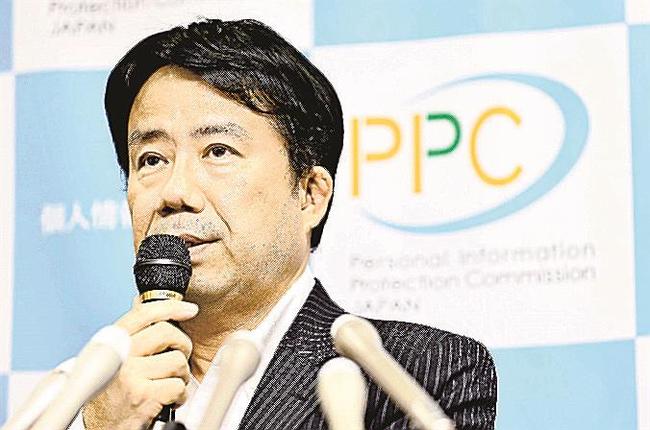 記者会見する個人情報保護委員会の片岡秀実政策立案参事官＝20日午後、東京都千代田区