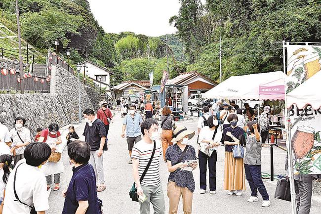 有福温泉街でイベントを楽しむ人たち＝江津市有福温泉町