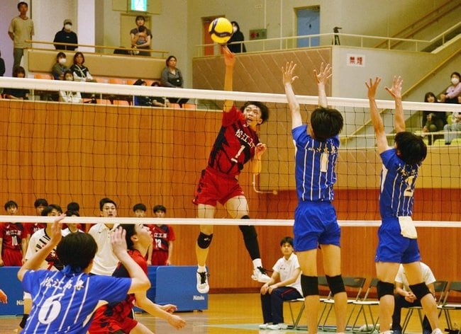 スパイクを放つ松江工の選手