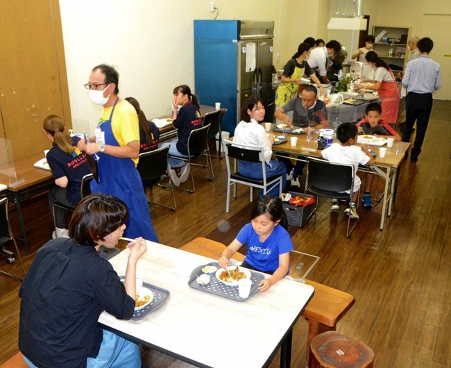 山陰中央新報社が運営する「子どもご縁食堂」＝２０２２年１０月、松江市殿町