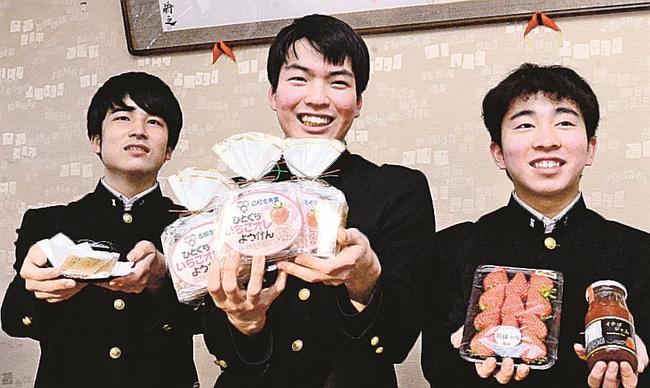 新商品「ひとくち　いちごオレようかん」や原材料のイチゴジャムを紹介する生徒たち