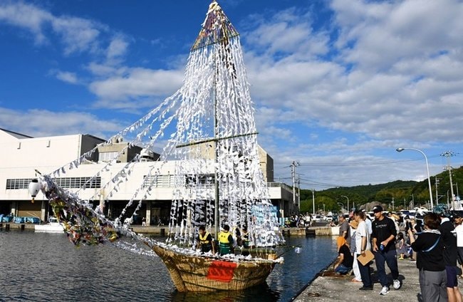 多くの人に見送られるシャーラ船＝島根県西ノ島町浦郷、浦郷漁港