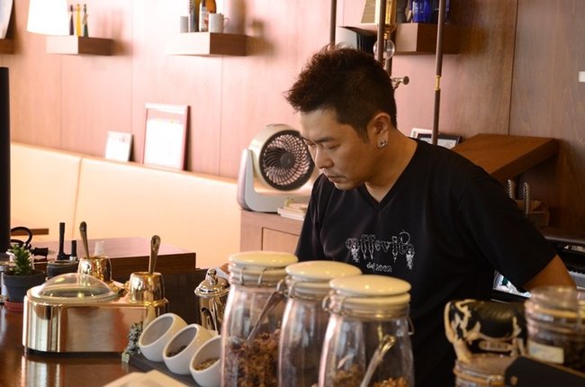 CAFFE VITA店主でバリスタの門脇裕二さん