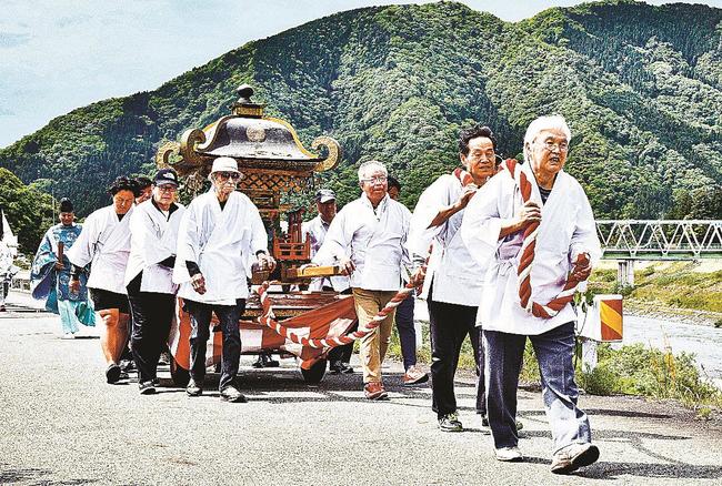 水神を移したみこしを台車に載せて江の川沿いの大岩を目指す氏子ら＝江津市桜江町川戸