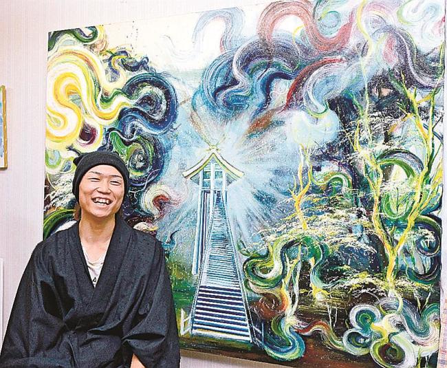 出雲大社をモチーフに描いた作品を前に思いを語る、Ｈａｐｐｙといろさん＝松江市内