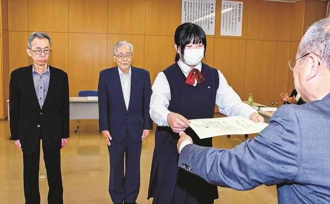 防犯功労者に選ばれた（左から）阿川龔さん、横田悠遊クラブの杠洋二会長、三刀屋高校ＪＲＣ部の秦くるみさん＝雲南市三刀屋町三刀屋、雲南署