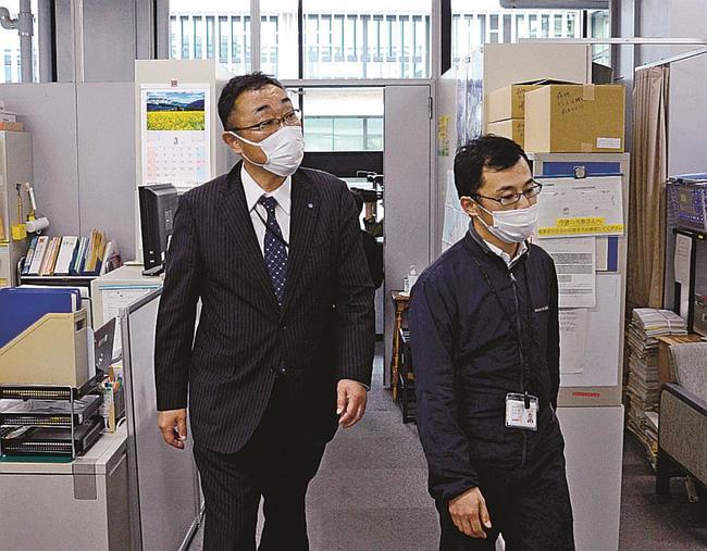 改善命令を受けに、島根県庁を訪れたＪＦしまねの福本匡弥常務理事（左）〓（?）松江市殿町