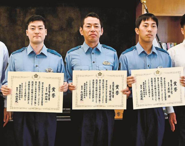 乗用車の運転手を救助し表彰された、左から横山陽一巡査長、妹尾育佳巡査部長、武部僚巡査