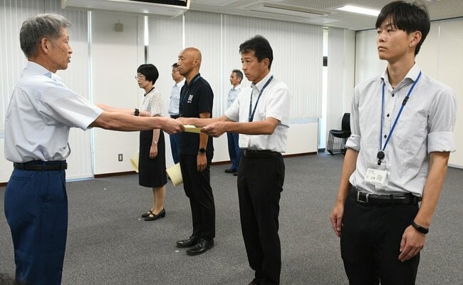 感謝状を受け取る飯野修二さん（右から２人目）ら島根大職員＝松江市学園南１丁目、市消防本部