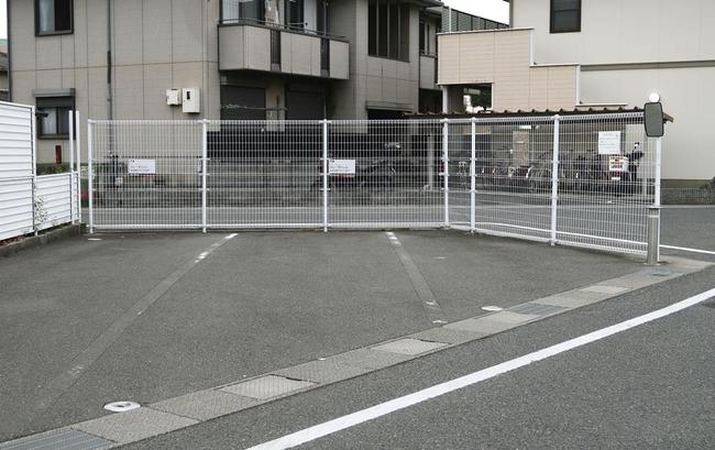乗用車内で女児が見つかった大阪府岸和田市内の駐車場＝１３日午前