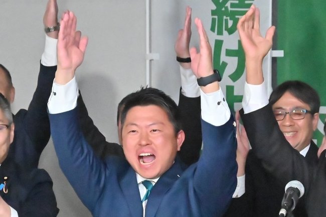３選を決め、喜ぶ竹口大紀氏（中央）＝１３日午後９時１０分、鳥取県大山町西坪