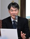 
          
下山佐の釣り鐘について話す目次謙一課長＝安来市広瀬町下山佐、下山佐交流センター
        