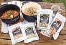 本格的なキャンプご飯として楽しめる２種類のパエリア＝大田市三瓶町