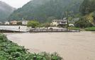 増水した江の川にせき止められた矢谷川があふれた島根県川本町川本の谷地区＝１４日午後３時５５分
