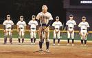 試合終了後に試合開催への感謝の思いを語る出雲商の古川蒼太主将（中央）＝県立浜山球場