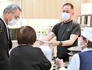 感謝を込めて接客する坂巻延男さん（左から３人目）＝松江市朝日町、一畑百貨店