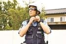 暑熱対策でサングラスを着用する警察官＝松江市比津町