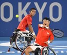 男子ダブルス１回戦　プレーする荒井（奥）、三木組＝有明テニスの森公園