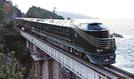 山陰線を走るトワイライトエクスプレス瑞風＝２０２１年、浜田市三隅町岡見