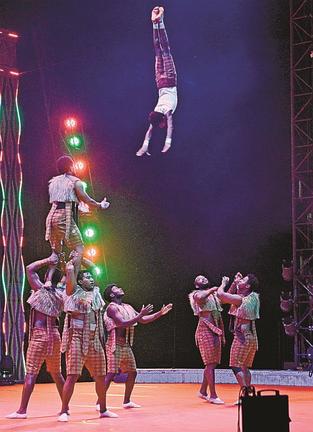 アクロバットな演技を見せるハンドボルテージのエチオピアチーム＝兵庫県西宮市