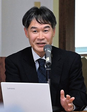 下山佐の釣り鐘について話す目次謙一課長=安来市広瀬町下山佐、下山佐交流センター