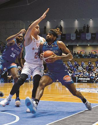 ゴール下で競り合う島根スサノオマジックのペリン・ビュフォード＝松江市学園南１丁目、松江市総合体育館