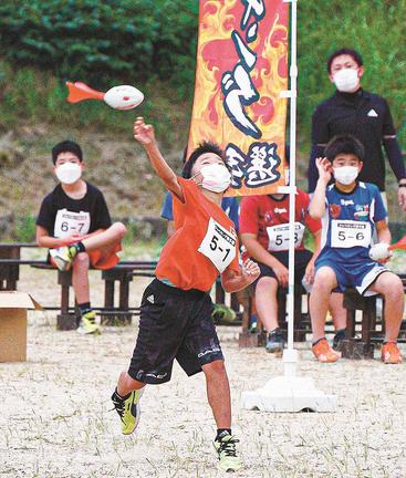 ジャベリックボールを力強く投げる児童=島根県川本町川下、川本中学校グラウンド