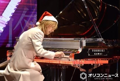 YOSHIKI、ファンに粋なプレゼント サンタ姿で「Silent night」を生演奏