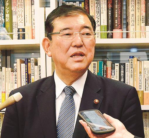記者団の取材に応じる石破茂氏＝東京・永田町、国会内