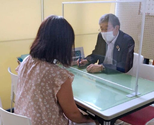 地域住民の悩み相談に乗る坂本佐土美会長（右奥）＝松江市内