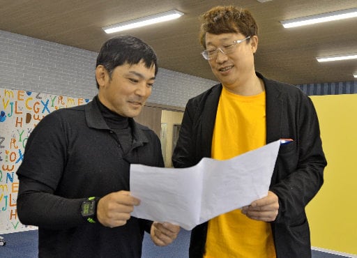事業所の開設に向け、教え子で施工業者の斎藤真さん（左）と打ち合わせをする丸亀貴彦さん＝出雲市塩冶町、スタンドバイＹｏｕ