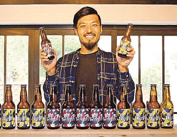 津和野初の地ビールを手にする太田幸輔代表＝島根県津和野町後田