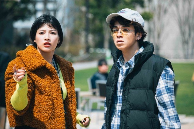 何かを目撃してしまったような日和(石井杏奈)と雄介(Travis Japan)=映画『楓』(12月19日公開)(C)2025 映画『楓』製作委員会