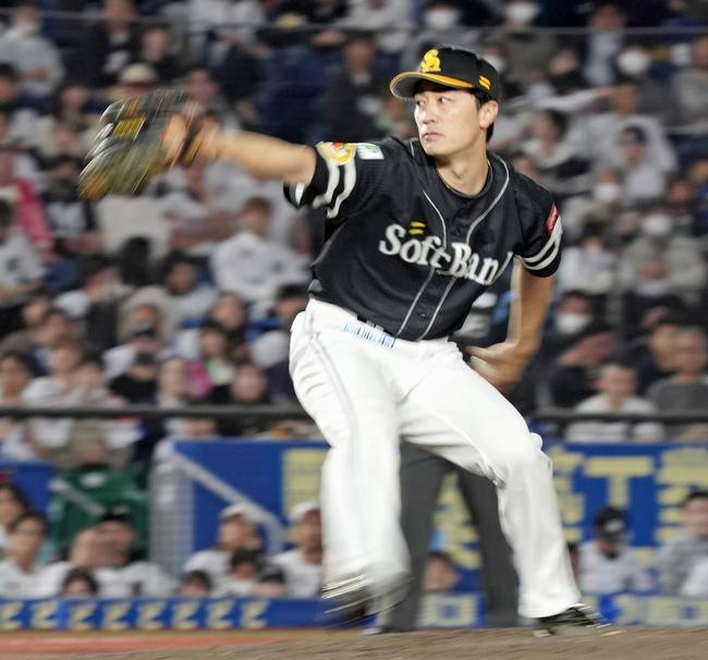 昨年のクライマックスシリーズで、ロッテ相手に５回無失点と好投したソフトバンク・和田毅投手＝2023年10月16日、ＺＯＺＯマリンスタジアム