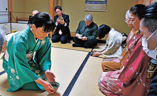 和やかな雰囲気で初釜を楽しむ参加者=雲南市三刀屋町古城、アスパル