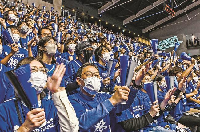 島根スサノオマジックの選手がシュートを決め、喜ぶファン＝松江市学園南１丁目、松江市総合体育館