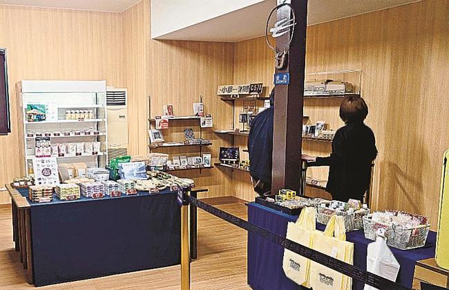 津和野町観光協会が営業を始めた売店=島根県津和野町後田、JR津和野駅