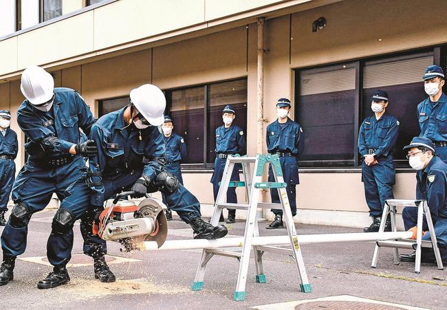 エンジンカッターの使用訓練で鉄パイプを切断する大田署員=大田市大田町、大田署