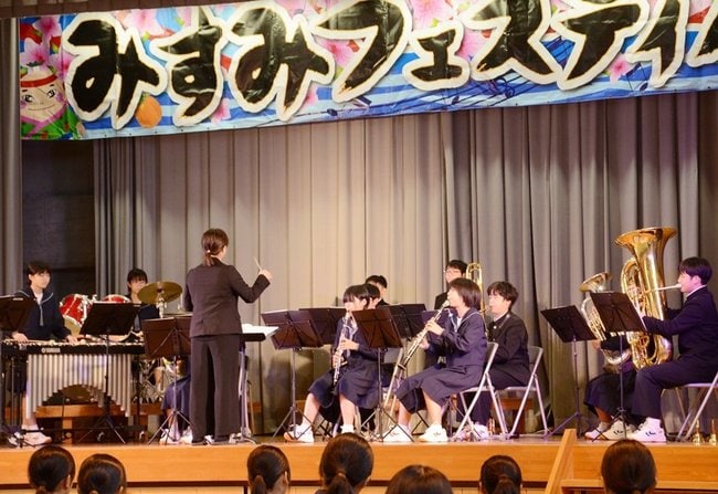 息の合った演奏を披露する三隅中学校の吹奏楽部員=浜田市三隅町古市場、三隅中央会館