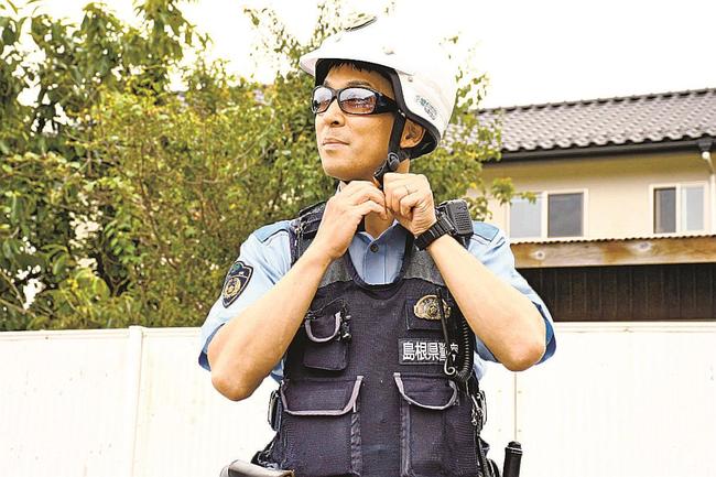 暑熱対策でサングラスを着用する警察官＝松江市比津町