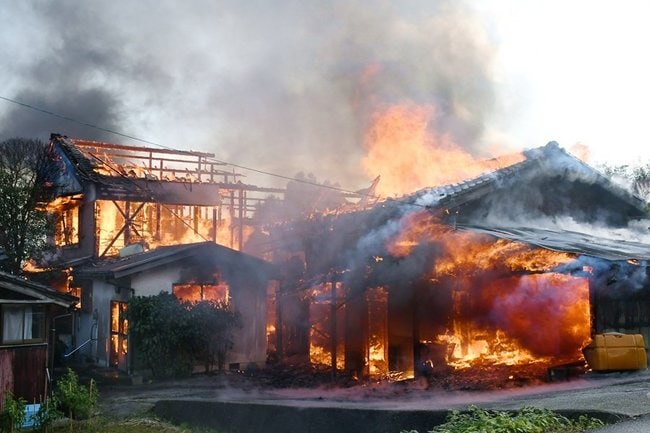 激しく燃える民家＝１日午後１時１５分、島根県隠岐の島町犬来
