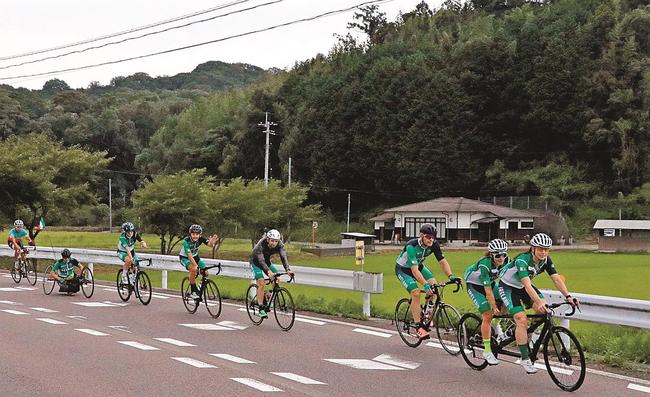 東京パラリンピックに出場するアイルランド自転車競技選手団が１１日、事前合宿地の益田市で公道を走った＝益田市市原町