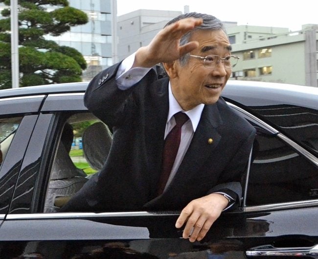 知事の退任式を終え、公用車の窓から身を乗り出して職員に手を振る溝口善兵衛氏＝２０１９年４月２６日、松江市殿町、県庁前