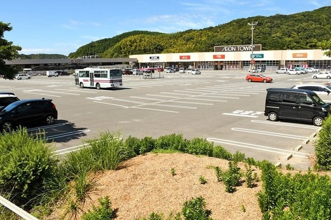 テナント棟２棟の新設を検討しているイオンタウン大田。写真手前の駐車場区画に１棟を建てる＝大田市長久町