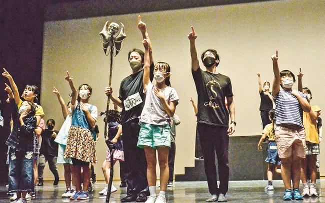 本番まで残り１カ月を切り、稽古に励む出演者＝松江市美保関町七類、メテオプラザ
