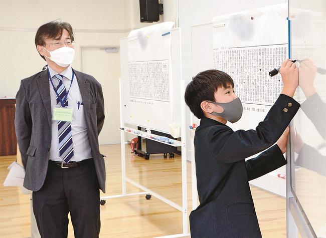 「明窓」を読んで考えた見出しを書き出す児童＝１０月２８日、松江市大輪町の島根大付属義務教育学校前期課程