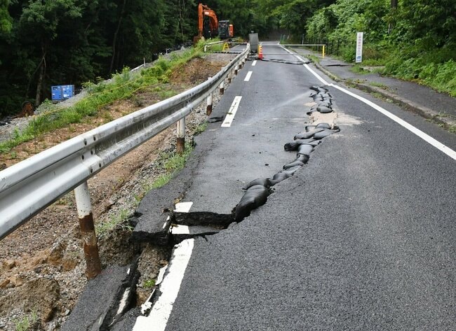 新たに陥没した路面＝１２日午前９時、島根県隠岐の島町西田